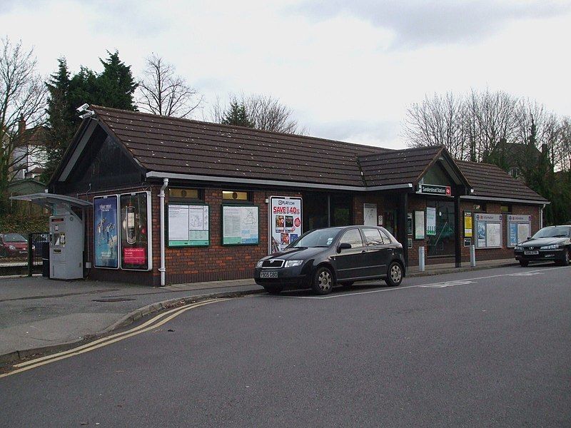 File:Sanderstead station building.JPG