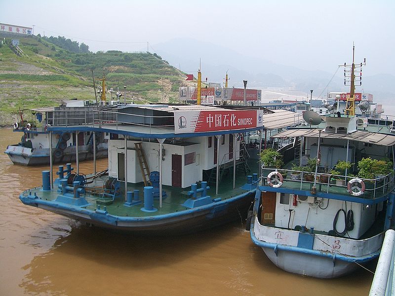 File:Zigui-Sinopec-boat-fuel-station-4961.jpg