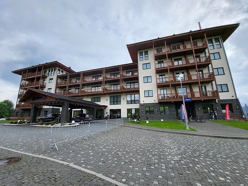 File:Bukovel's Radisson Hotel.jpg