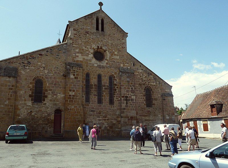 File:Eglise de Cluis.jpg