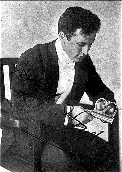 File:Harry Houdini-sitting.jpg