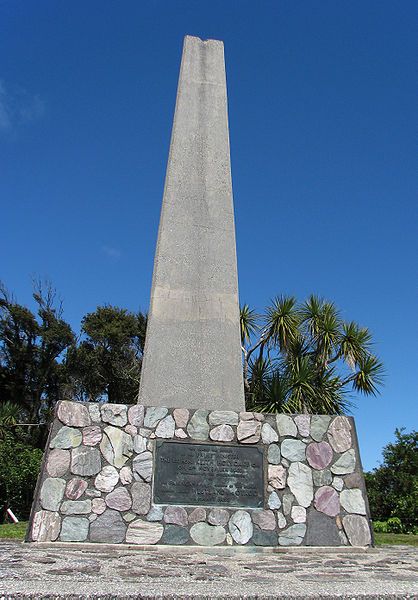 File:Knight's Point monument.jpg