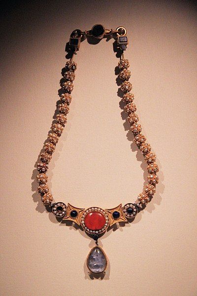 File:Li Jingxun necklace.jpg