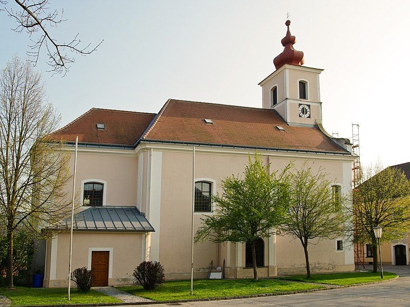 File:Pfarrkirche Bischofstetten 2010.jpg