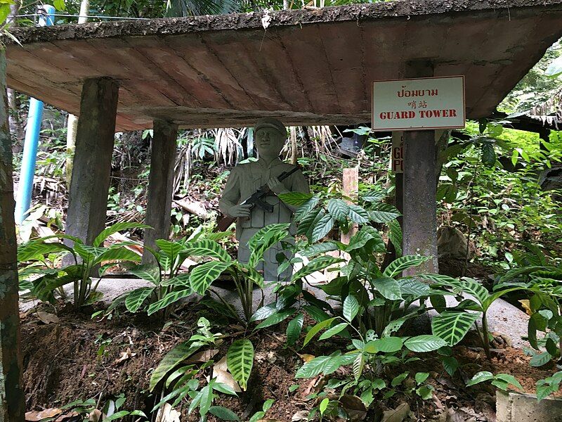 File:Piyamit Tunnels 11.jpg