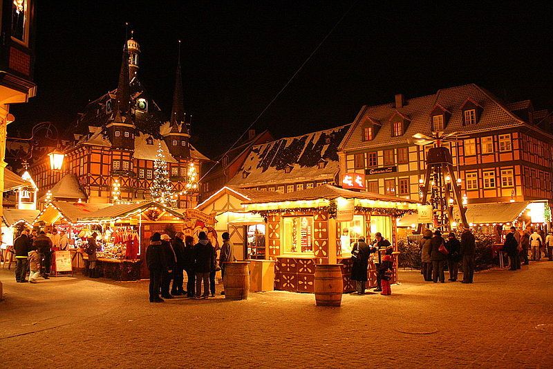 File:Rathaus Wernigerode Weihnachten.JPG