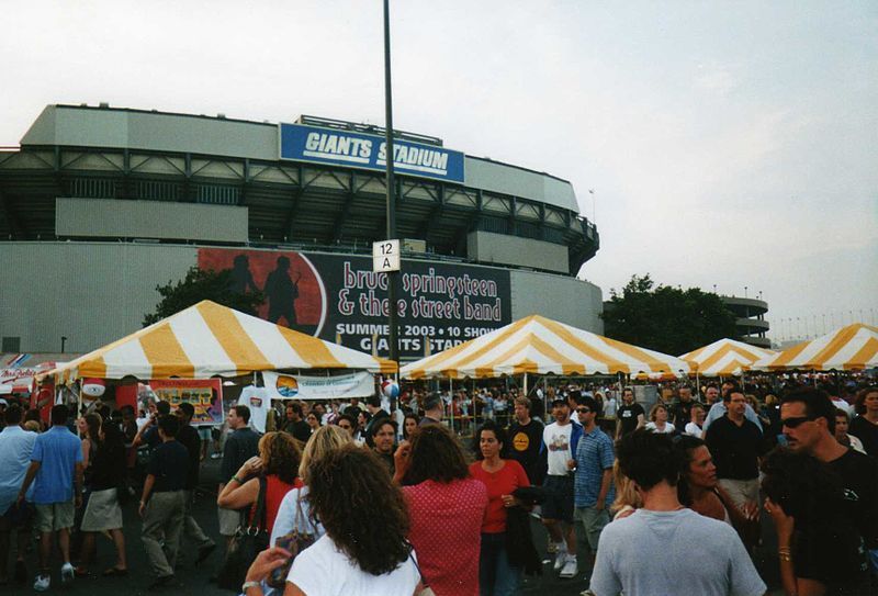 File:RisingTourGiantsStadiumLot.jpg