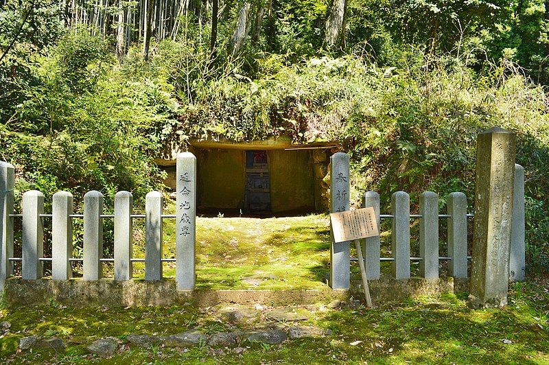 File:Sanmyoji Kofun, entrance.jpg