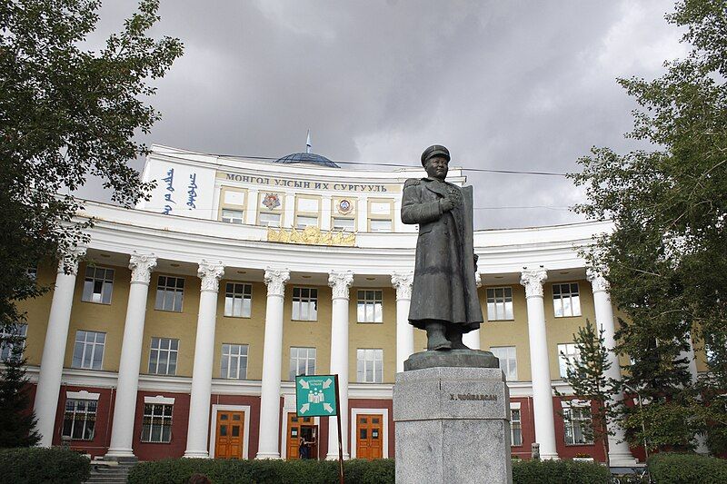 File:Statue of Choibalsan.jpg