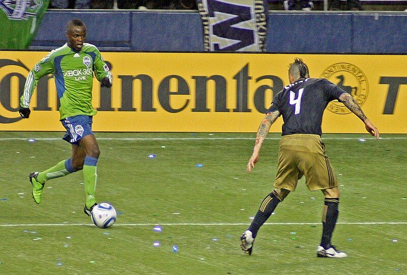 File:Steve Zakuani dribble.jpg