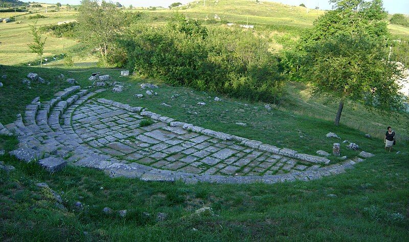 File:Teatro Juvanum 1.JPG