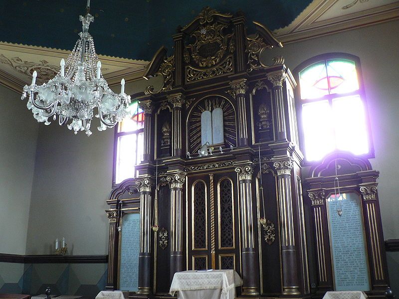 File:Trakai Kenesa altar.JPG