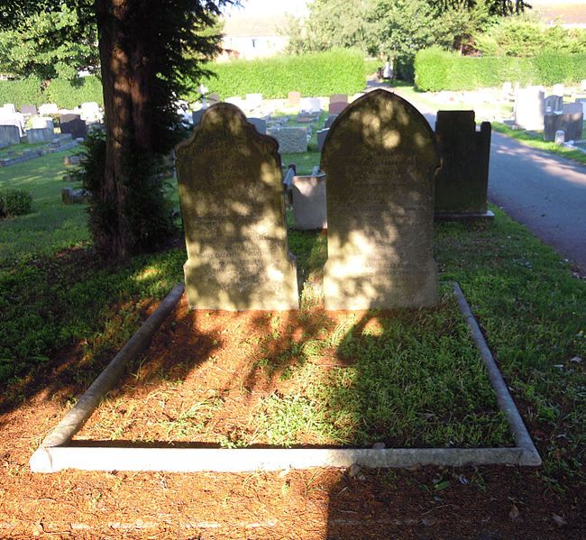 File:Twelvetrees Grave Biggleswade.jpg