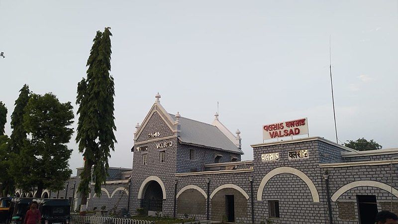 File:Valsad Railway Building.jpg