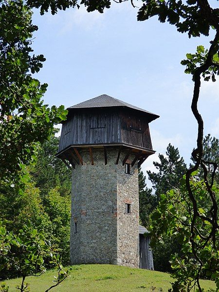 File:Aussichtswarte Merkenstein 02.jpg