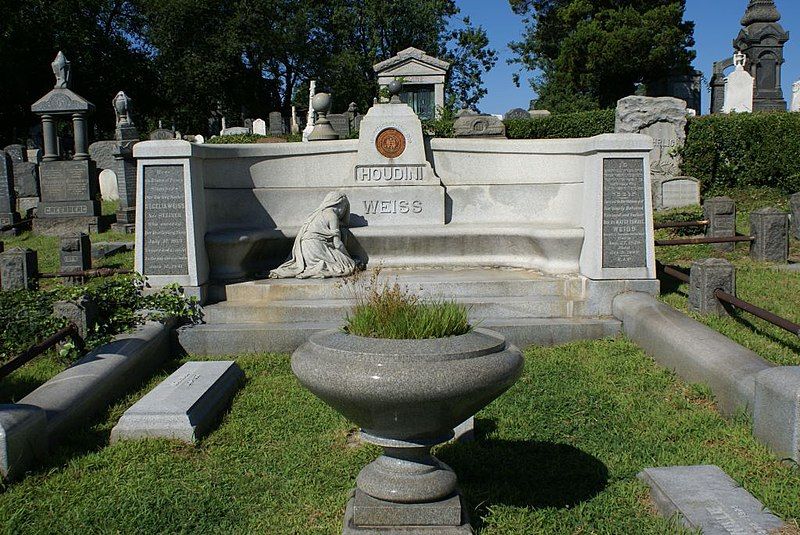 File:Houdini Gravesite 1024.jpg