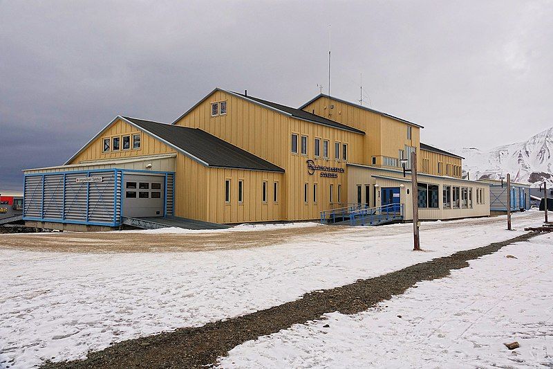 File:Longyearbyen-sykehus-2022.jpg