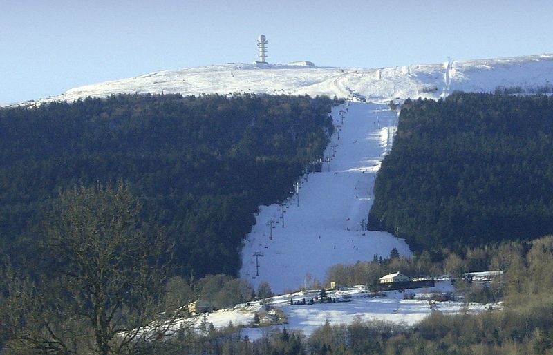 File:Pierre-sur-Haute Chalmazel.jpg