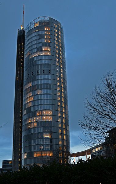 File:RWE-Turm Essen, abends.jpg