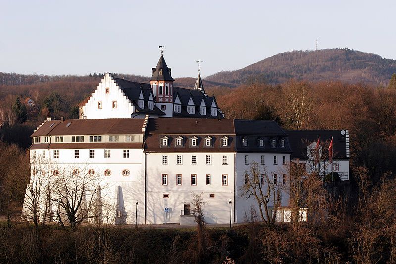 File:Schoenberger Schloss 02.jpg