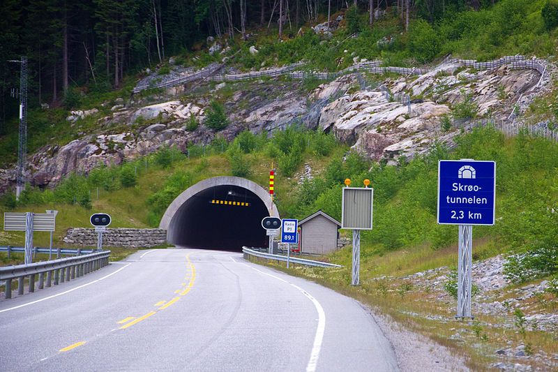 File:Skrøotunnelen vest.jpg