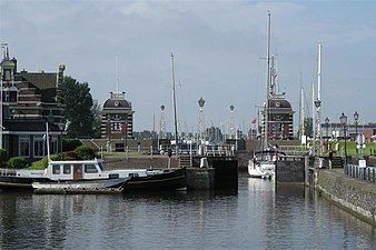 Lemstersluis, a drop lock