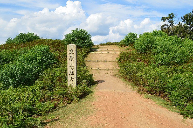 File:Uguisuzuka Kofun, entrance.jpg