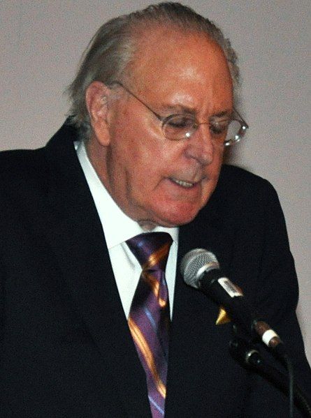 File:Winston Groom (cropped).jpg