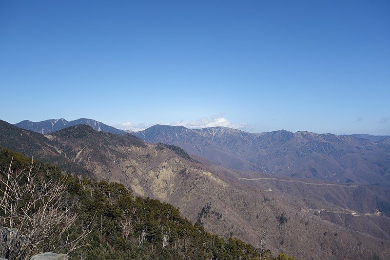 File:乾徳山から見た奥秩父山塊.jpg