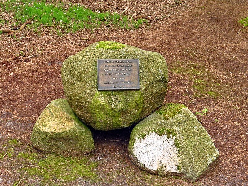 File:26-04--2014 monument strubben.jpg