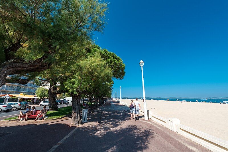 File:Arcachon Promenade.jpg