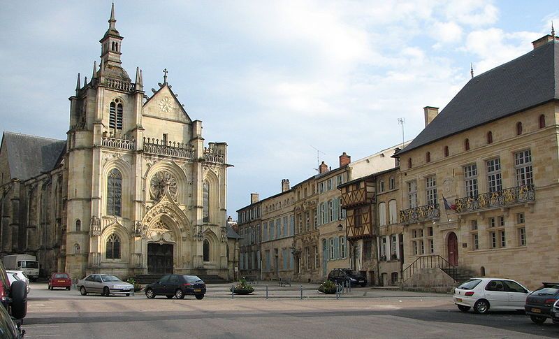 File:Bar-le-Duc Place Saint-Pierre.jpg