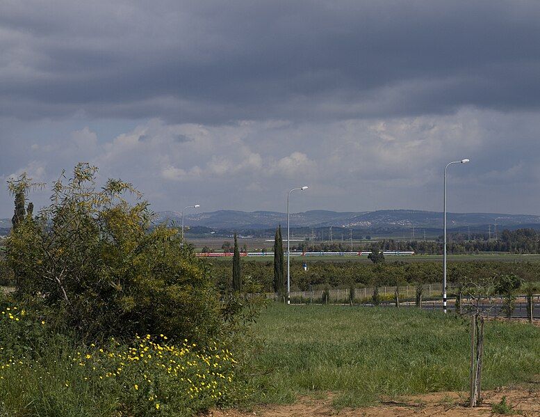 File:Binyamina train hill.jpg