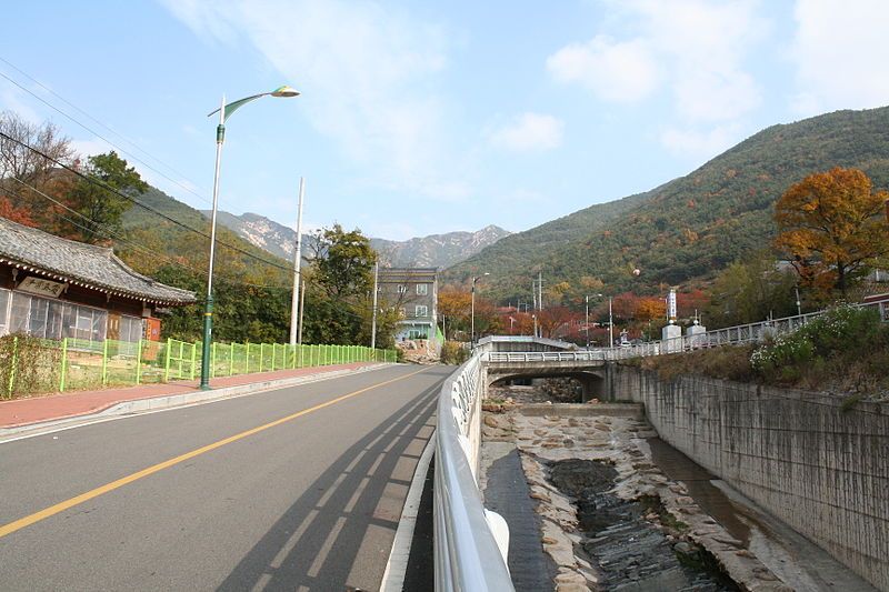 File:Changnyeong Hwawang road.JPG