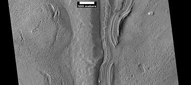 Dipping layers, as seen by HiRISE under HiWish program