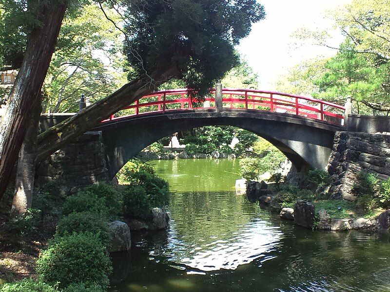 File:Itakiso-jinja Taikobashi.jpg