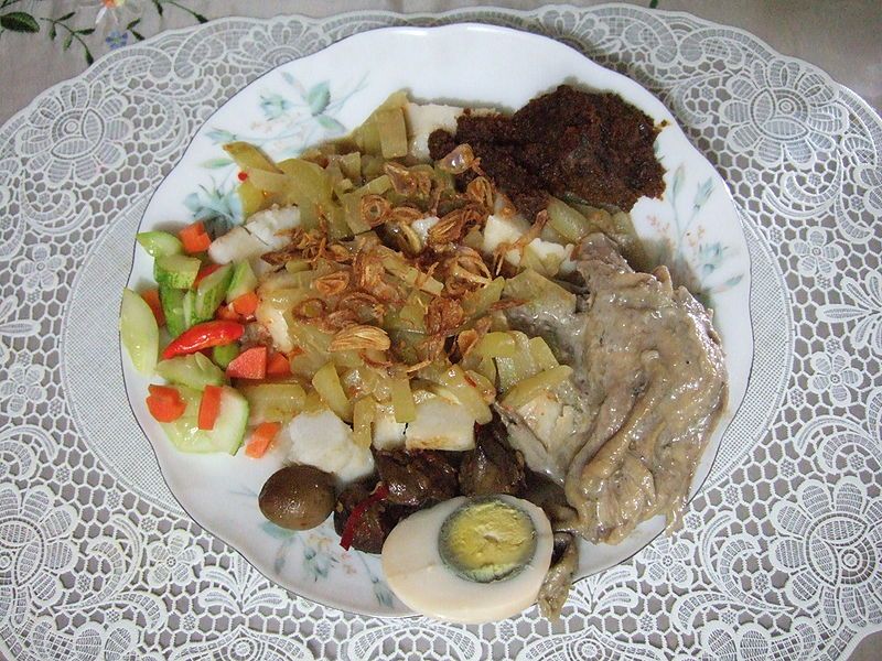 File:Ketupat sayur.JPG