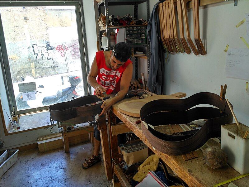 File:Madrid luthier.jpg