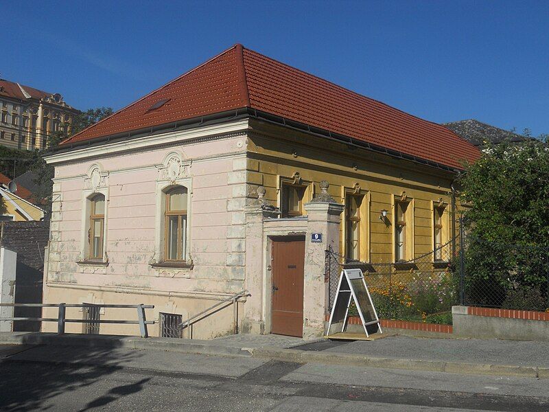 File:Melk Kirchenplatz9.jpg