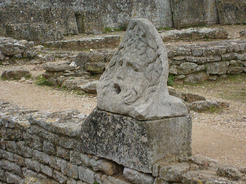 File:Roman fountain Glanum.jpg