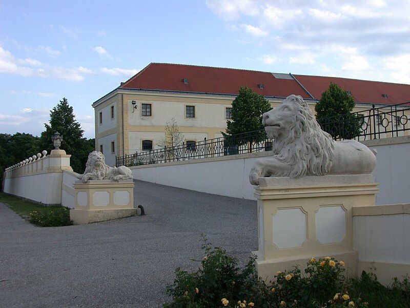 File:Schloß Hof001.jpg