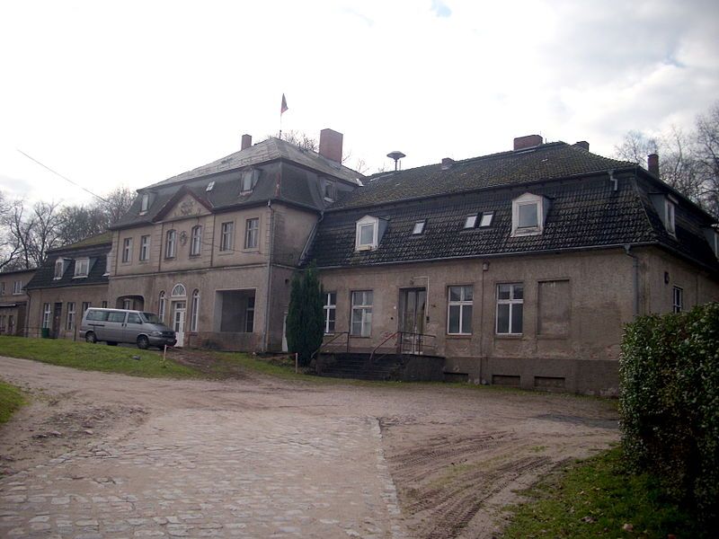 File:Schloss Ihlow Oberbarnim.jpg