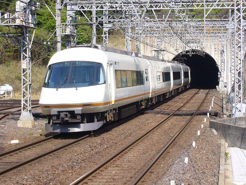 File:Shin-aoyama tunnel.JPG