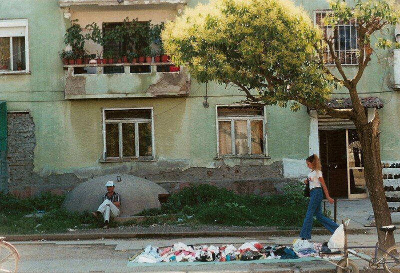 File:Shkodër-apartmentwithbunker-2001.jpg