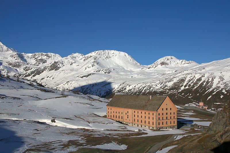 File:Simplon-Hospiz Mai 2023.jpg