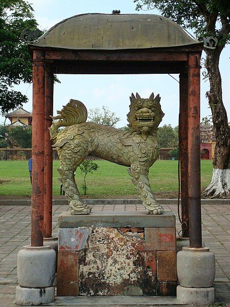 File:Statue at Hue.JPG