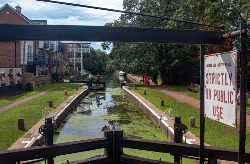 File:Thames Lock.jpg