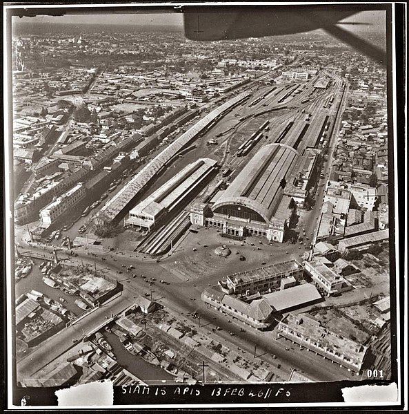 File:สถานีรถไฟกรุงเทพและสถานีรถไฟหัวลำโพง พ.ศ. 2489.jpg