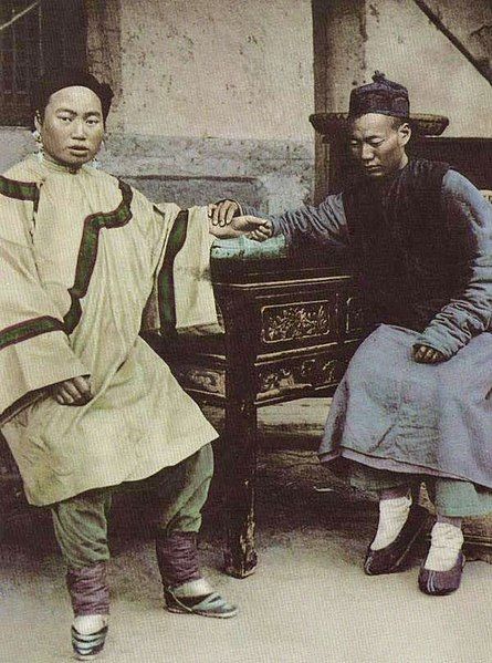 File:大夫正為女病人把脈診病。舊時，男大夫為女性診病，接觸其身體時，手部為最極限之部位。- Sohu.jpg