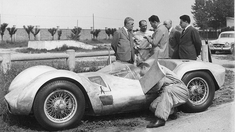 File:1959-Modena-MedardoFantuzzi-fixingMaserati-Birdcage.jpg